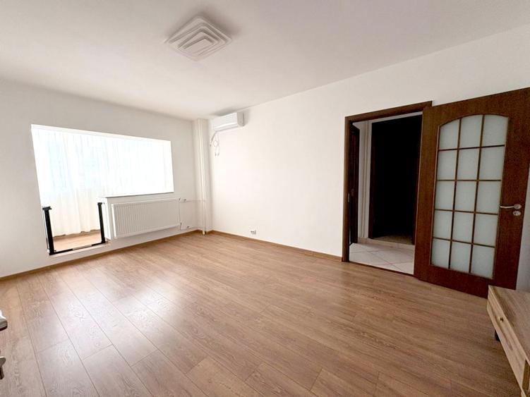 Apartament cu 4 camere semidecomandat, mobilat în Drumul Taberei