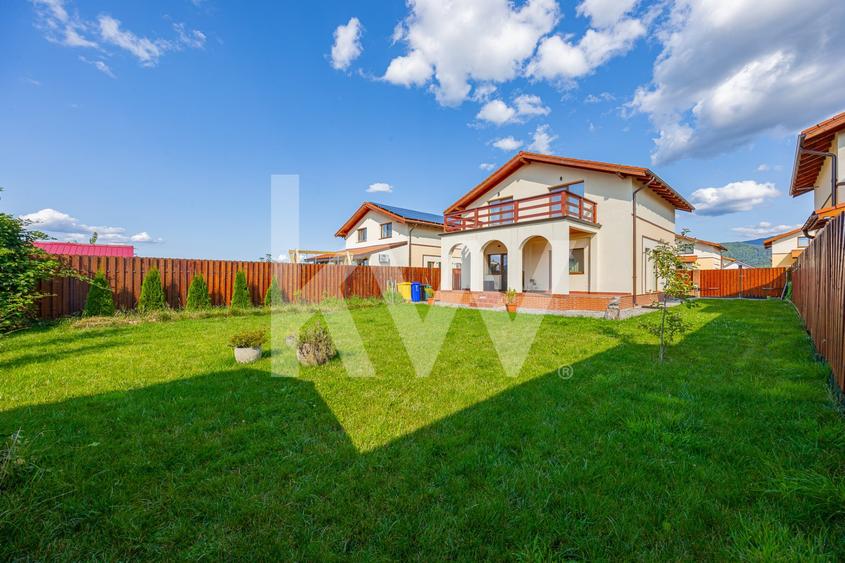 Casă individuală cu 4 camere cu Canalizare în Cristian