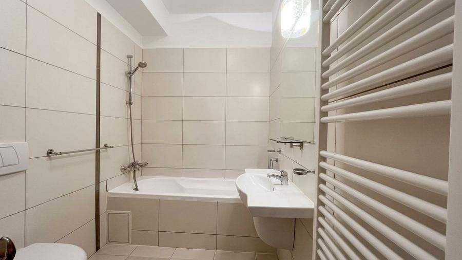 Apartament cu 2 camere semidecomandat, mobilat în Pajura