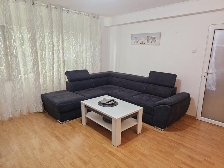 Apartament cu 3 camere semidecomandat, mobilat în Vitan Mall