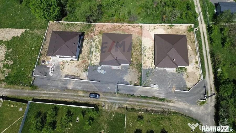 Casă cu 7 camere cu Teren 892 Mp în Est