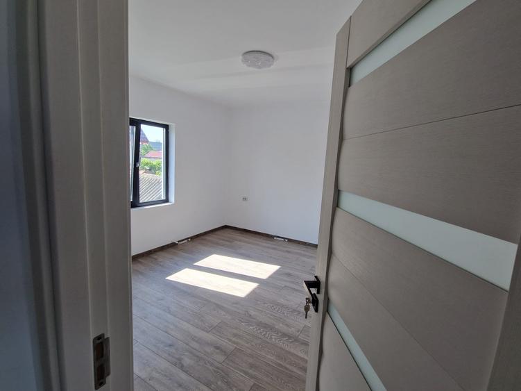 Casă cu 3 camere cu Teren 200 Mp în Lumina