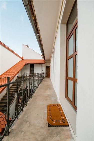 Apartament cu 3 camere nedecomandat, mobilat în Schei