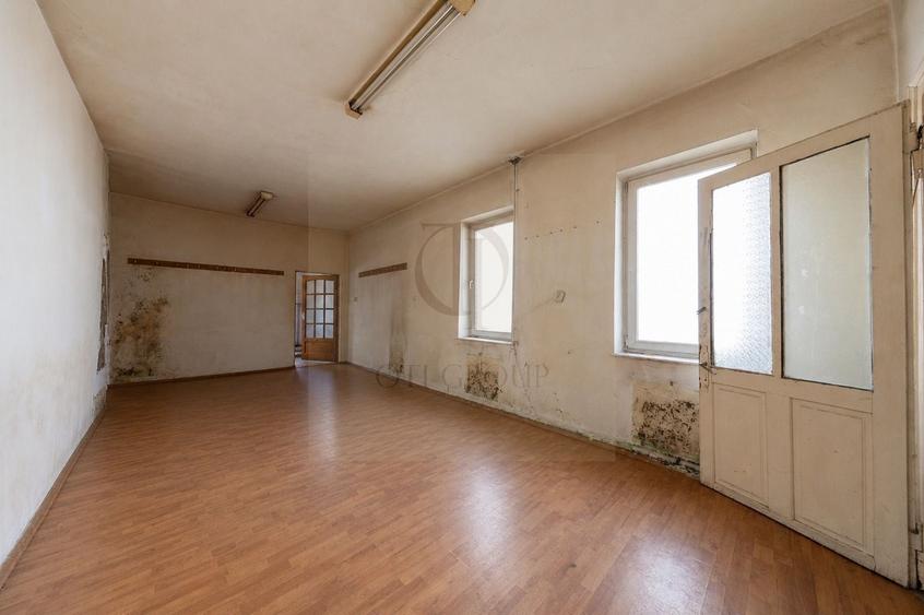 Casă individuală cu 7 camere cu Canalizare în Central