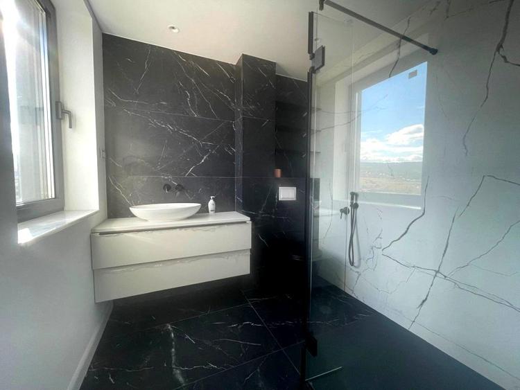 Apartament cu 3 camere semidecomandat, mobilat în Bună Ziua