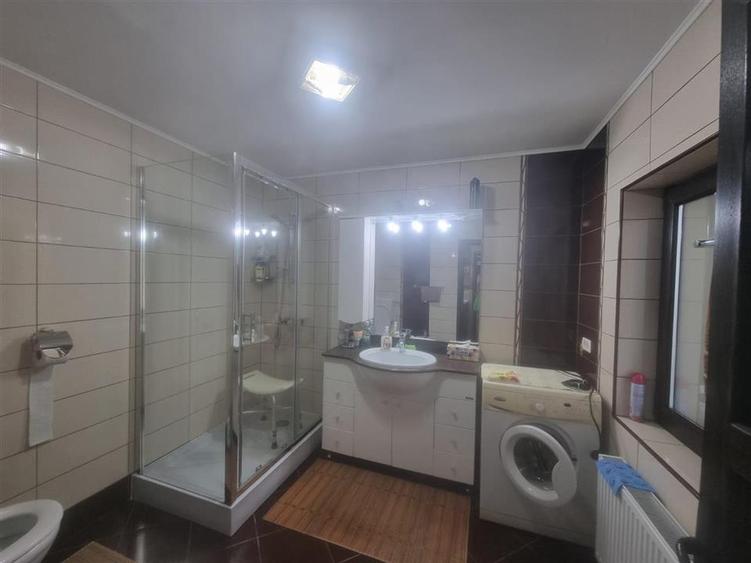 Casă individuală cu 4 camere cu Canalizare în Mândra