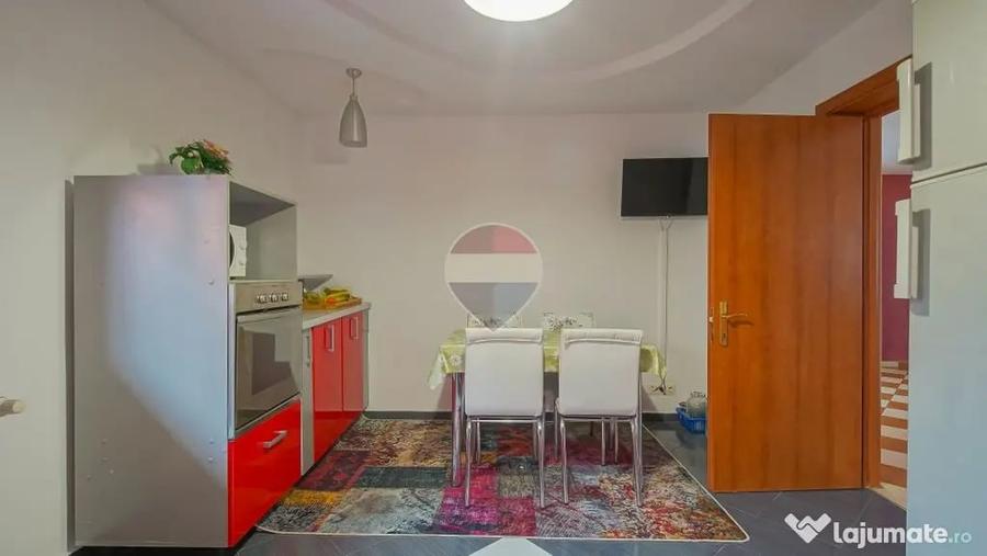 Casă cu 7 camere cu Teren 300 Mp în Central