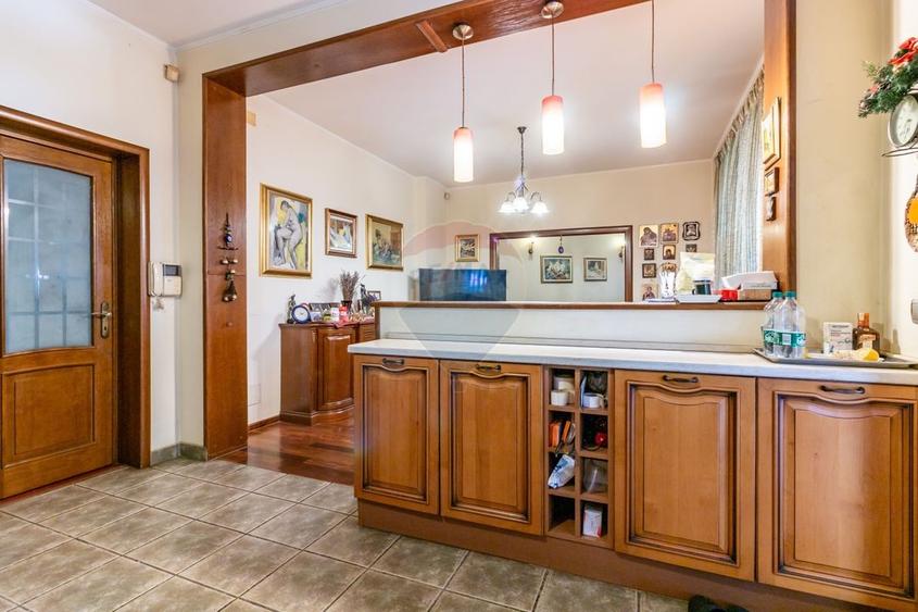 Casă individuală cu 7 camere cu Teren 3249 Mp în Central