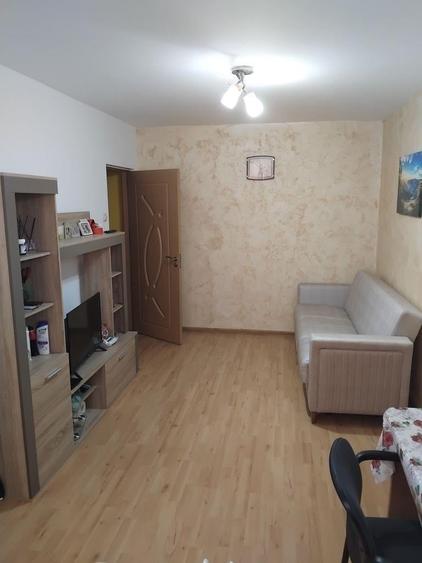 Apartament cu 2 camere semidecomandat, mobilat în Craiovița Nouă