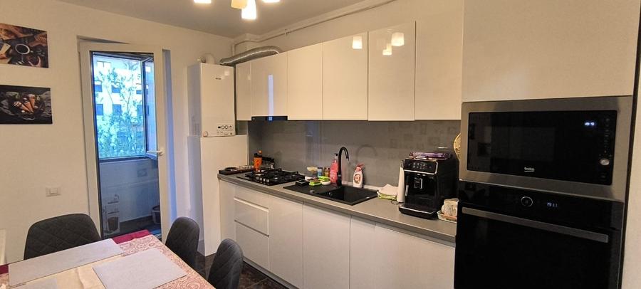 Apartament cu 3 camere decomandat în Florești