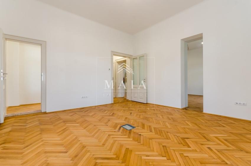 Casă individuală cu 11 camere cu Canalizare în Central