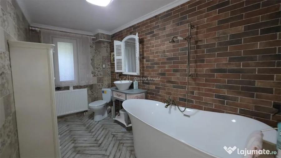 Casă cu 8 camere cu Teren 342 Mp în Central