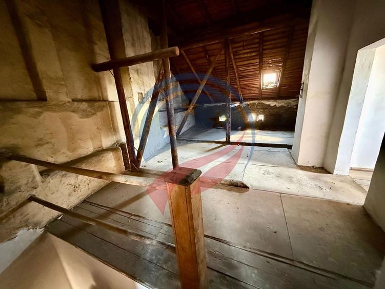 Casă individuală cu 7 camere cu Canalizare în Ultracentral