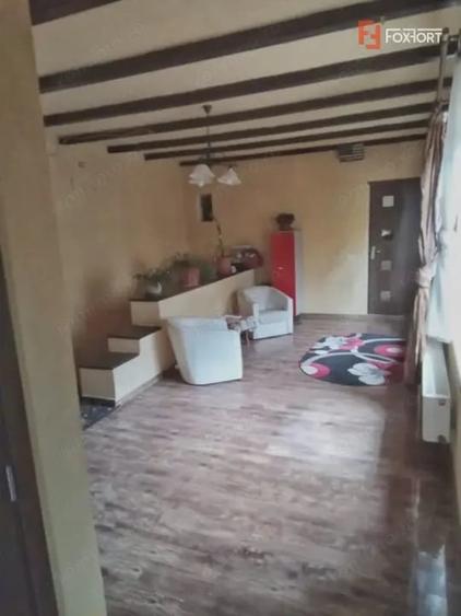 Apartament cu 5 camere decomandat, mobilat în Intim