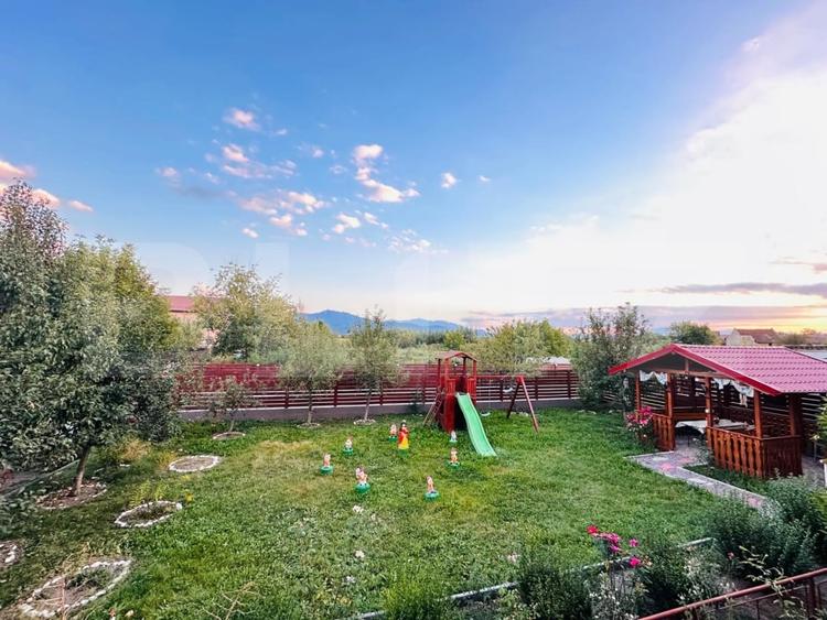 Casă individuală cu 6 camere cu Canalizare în Stupini