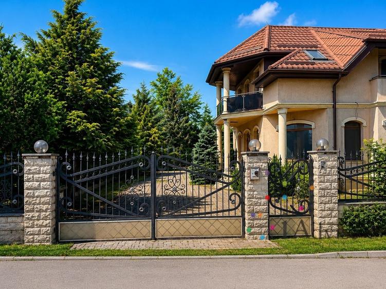 Casă individuală cu 7 camere cu Canalizare în Sânpetru