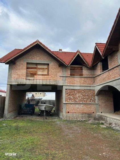 Casă cu 4 camere în Perșinari