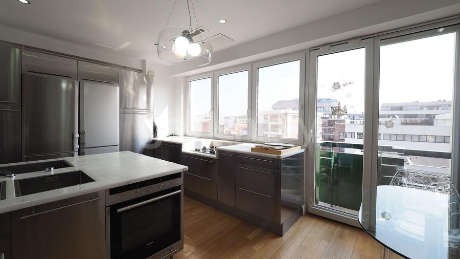 Apartament cu 4 camere semidecomandat, mobilat în Herăstrău