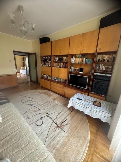 Apartament cu 3 camere semidecomandat, mobilat în Peninsula