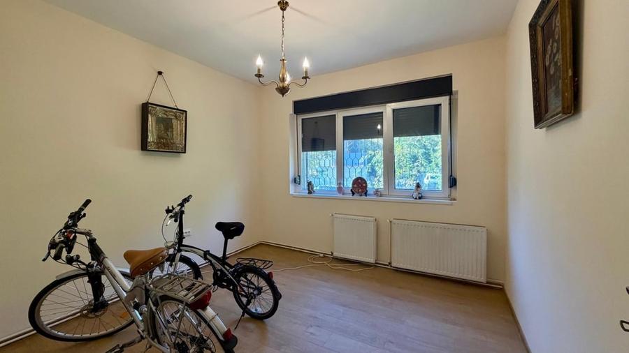 Apartament cu 3 camere semidecomandat în Primăverii