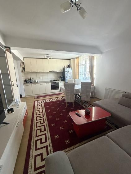 Apartament cu 3 camere decomandat în Florești