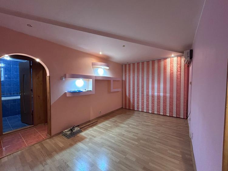 Apartament cu 3 camere decomandat în Buzaului