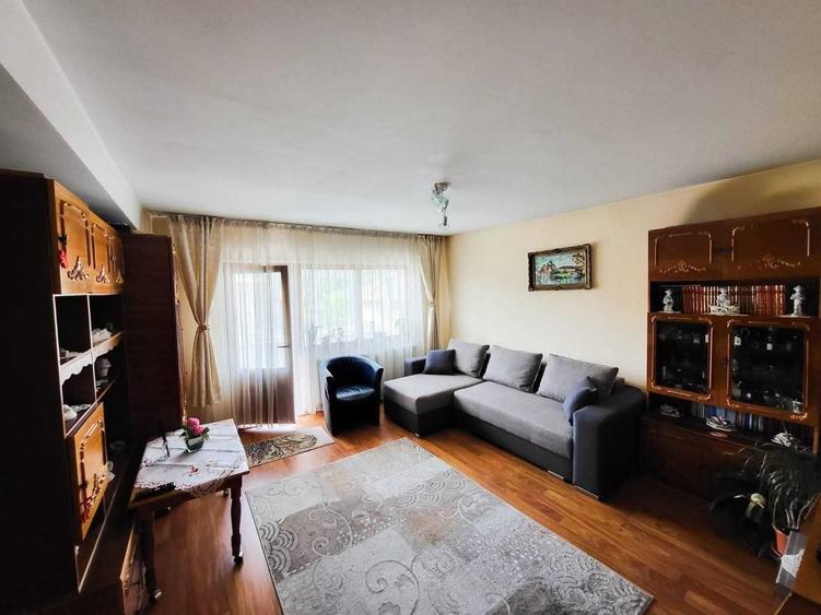 Apartament cu 3 camere semidecomandat în Coman
