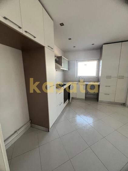 Apartament cu 4 camere semidecomandat în Nord
