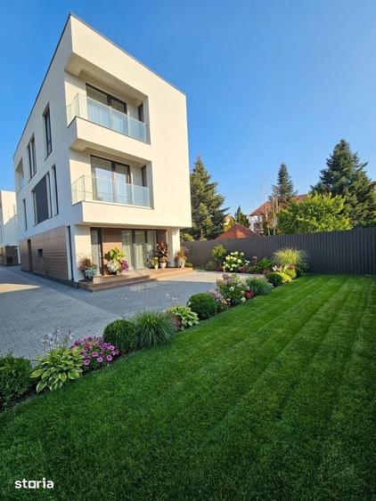 Casă cu 7 camere cu Teren 250 Mp în Central