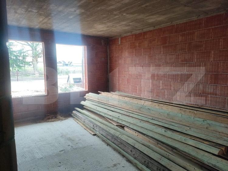 Casă individuală cu 8 camere cu Teren 770 Mp în Marginea