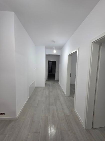 Apartament cu 3 camere, mobilat în Tractorul