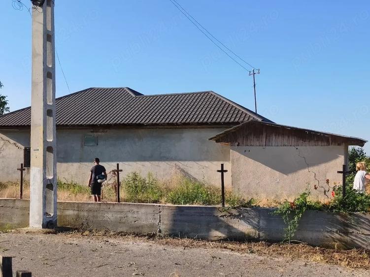 Casă cu Teren 1629 Mp în Săceni