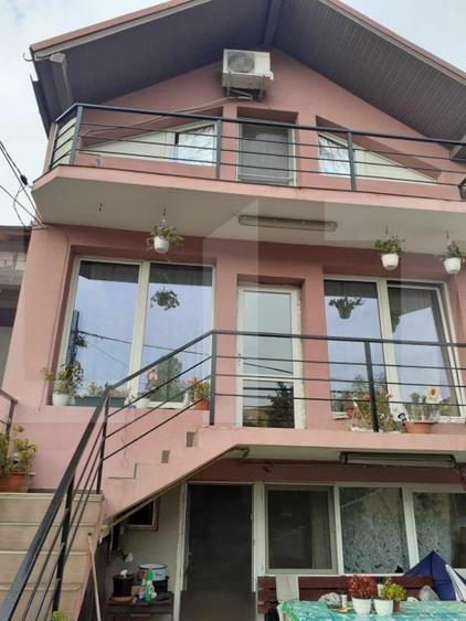 Casă individuală cu 9 camere cu Canalizare în Valea Rosie