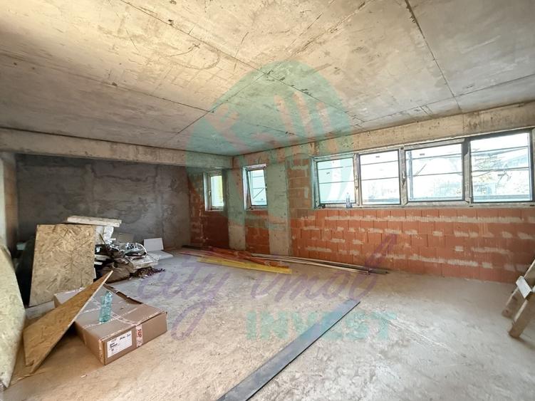 Apartament cu 3 camere semidecomandat în Tineretului