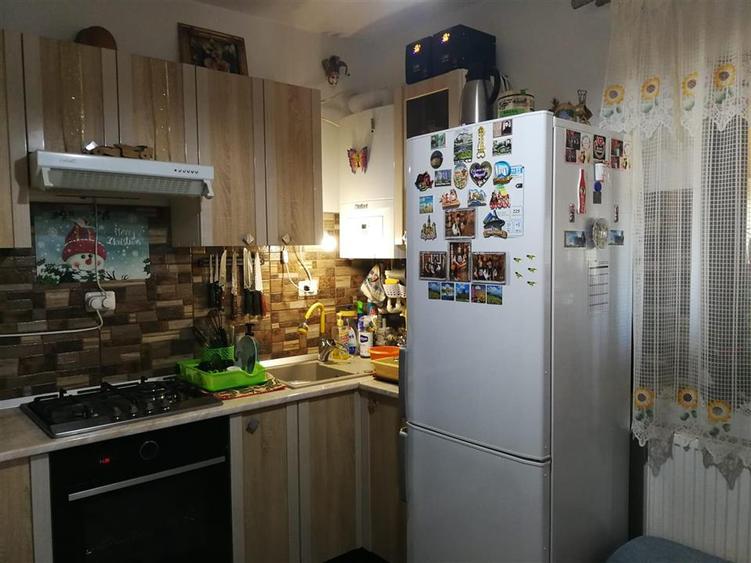 Casă individuală cu 4 camere cu Garaj în Uricani