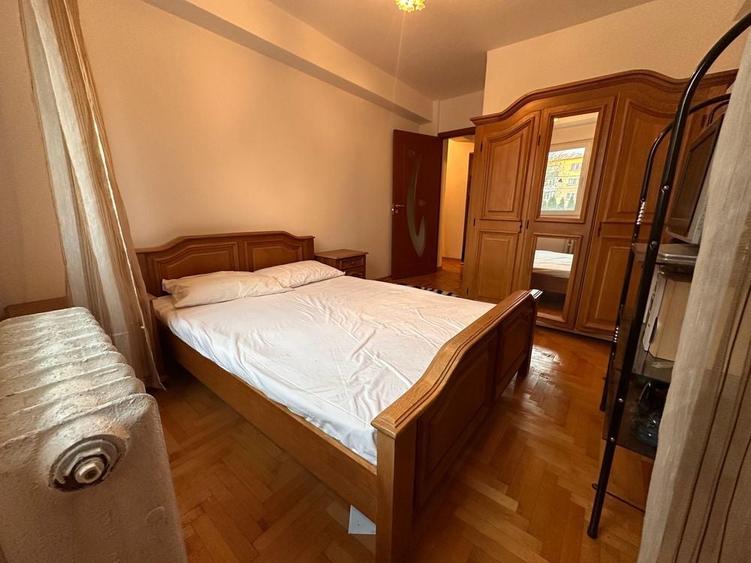 Apartament cu 3 camere decomandat în Pietroasa