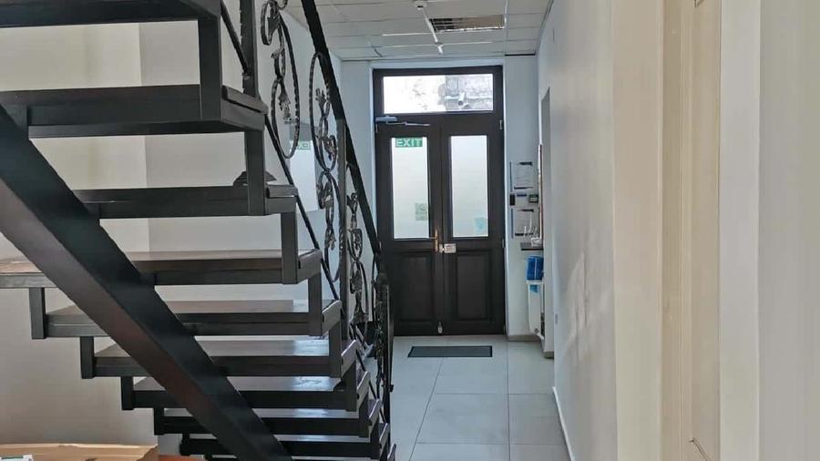 Casă individuală cu 10 camere cu Teren 200 Mp în Central