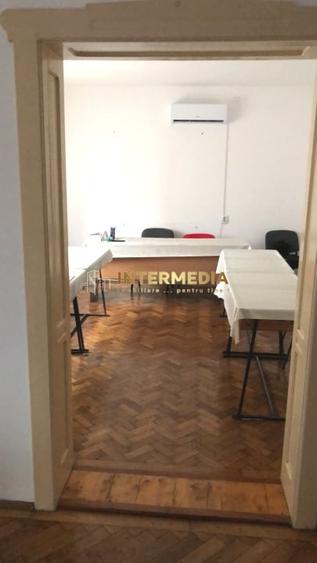 Casă individuală cu 3 camere cu Canalizare în Central