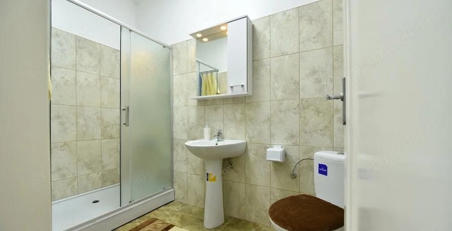 Apartament cu 3 camere semidecomandat, mobilat în Colentina