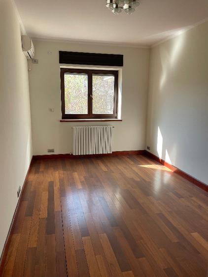 Casă cu 5 camere cu Teren 652 Mp în Sisești