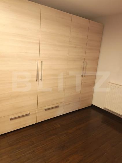 Casă individuală cu 8 camere cu Canalizare în Noua