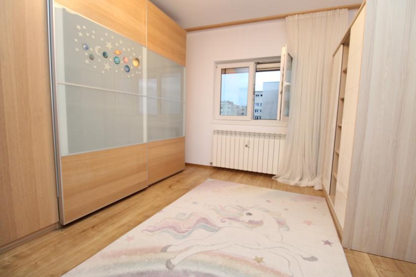 Apartament cu 3 camere decomandat în Drumul Taberei