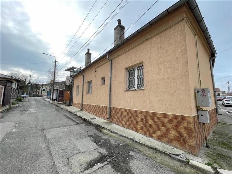 Casă individuală cu 2 camere cu Canalizare în Central