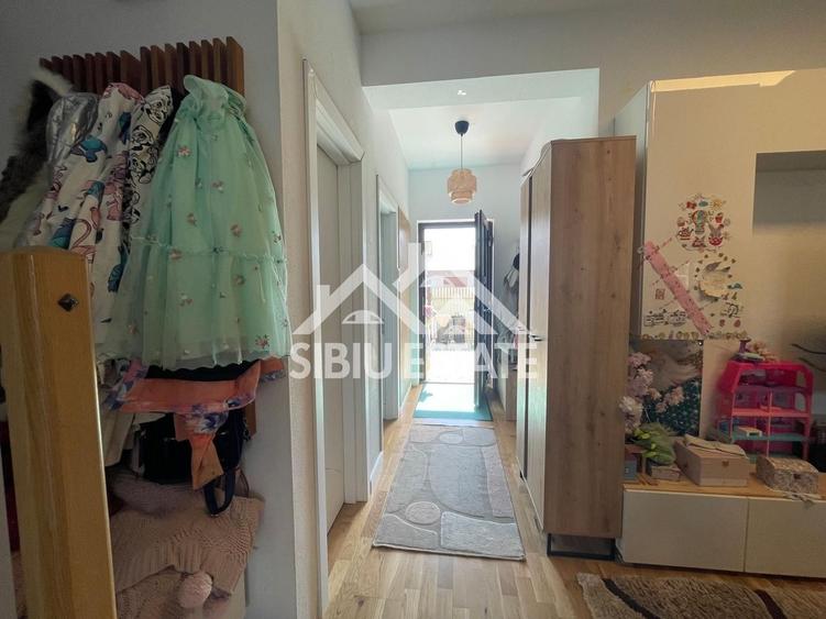 Duplex cu 5 camere cu Canalizare în Cristian