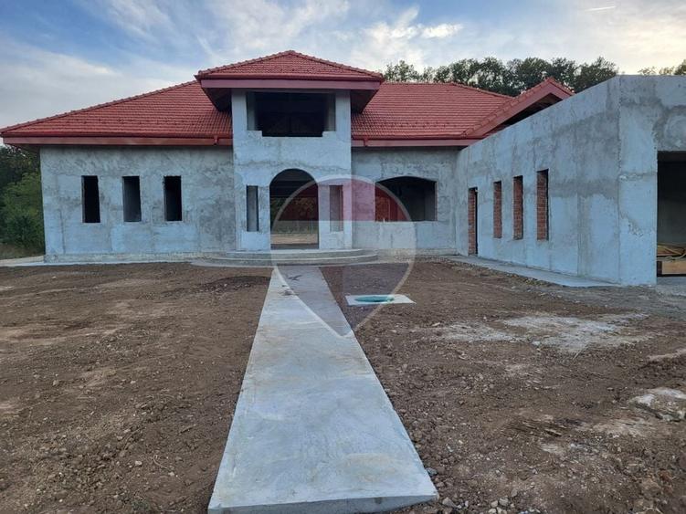 Casă individuală cu 5 camere cu Teren 2781 Mp în Periș