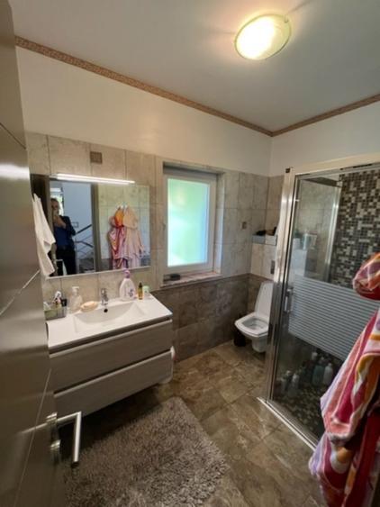 Casă individuală cu 4 camere cu Canalizare în Central