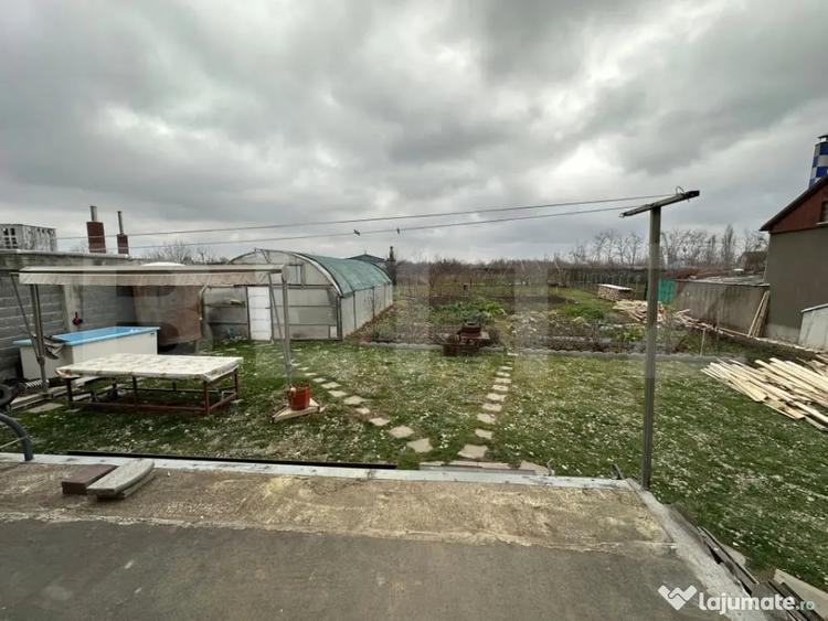Casă cu 7 camere cu Teren 500 Mp în Central