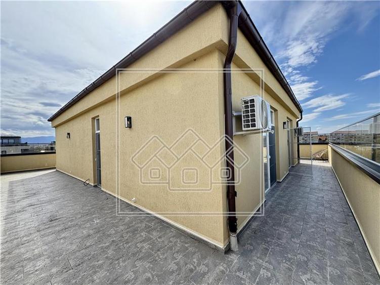 Penthouse cu 3 camere decomandat în Lazaret