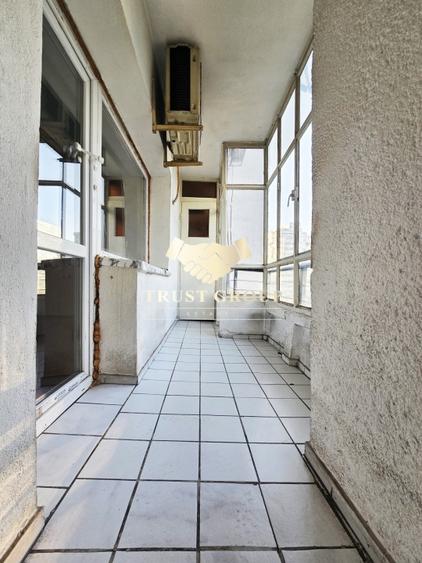 Apartament cu 5 camere decomandat în Victoriei