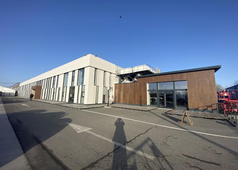 Birou, de 3,600 mp, în Vest